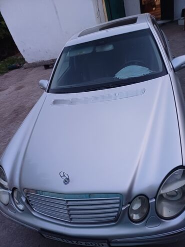 срочно продаю или меняю: Серебристый седан Mercedes-Benz E-класса, модель W211, оснащенный