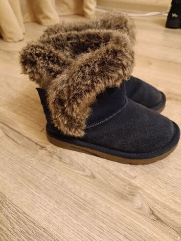 Uşaq ayaqqabıları: UGG . ela veziyyetde. 30 razmer . su kecitmir