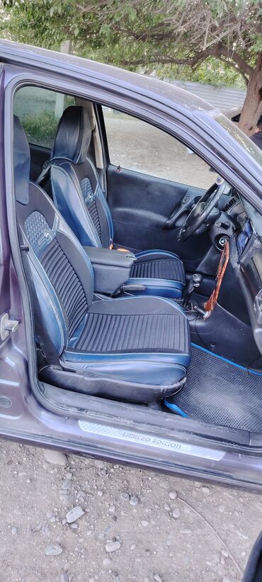 Opel: Tünd göy rəngdə olan Opel Vectra sedanı. Bu avtomobil rahat və — 7