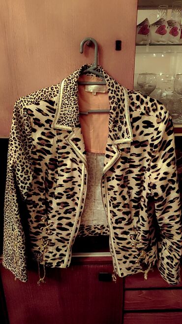 Köynək və bluzalar: Leopard naxışlı qadın pencəyi, ağ və qəhvəyi rənglərdədir. Ön hissəsi