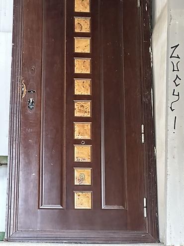 Taxta giriş qapısı - Material: kütləvi ağac, tünd qəhvəyi rəng -