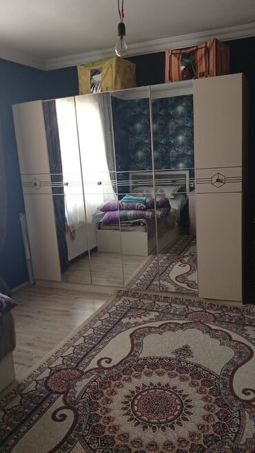 Dolablar: 6 qapili dolab satilir 300azn .Hec bir problemi yoxdu.Yeni