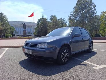 сиденья голф: Хэтчбек Volkswagen Golf IV темно-синего цвета, оснащенный стандартными