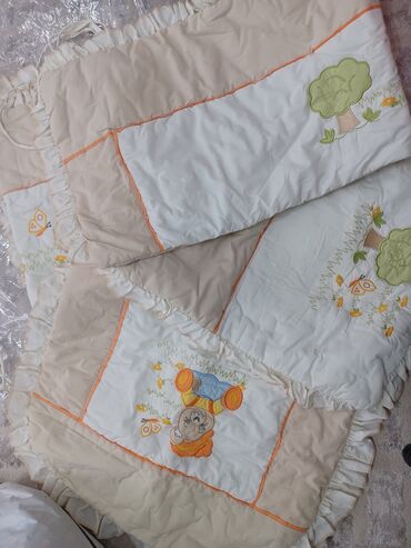 Другие товары для детей: Бортики на детскую кроватку-манеж в бежевом цвете в отличном