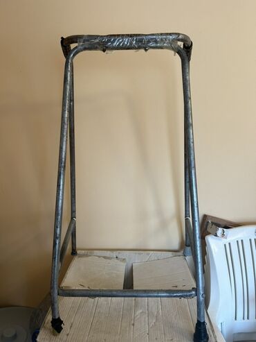 Antiseptiklər və dezinfeksiyaedici vasitələr: Metal çərçivəli piyada yerimə köməyi (walker) - Material: qalın
