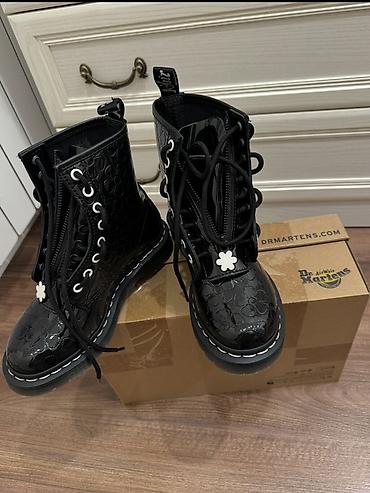 батинка: Dr. Martens qara lakli qadın/uni seks botları - Model: Dr. Martens — 1