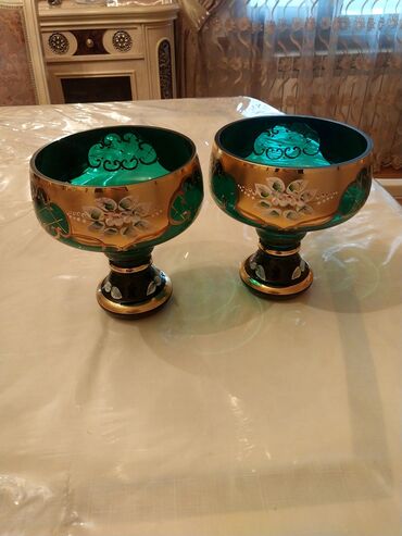 dibçek qabları: Bütünlükdə 2 ədəd dekorativ şüşə qədəh-kasa seti. - Material: qalın
