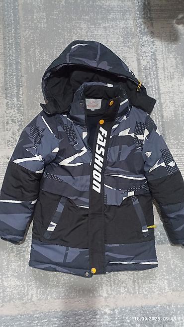 Продаю детскую зимнюю куртку с капюшоном на возраст 8-11 лет на