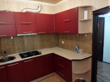 кухонная мебель бу: Mətbəx mebeli satılır 330₼. Yaxşı vəziyyətdədir. Üzərində qaz,moyka