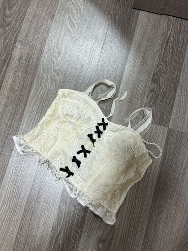 женские бюстгальтеры с плотной чашкой: Korset top kolleksiyası - Model 1: Krem rəngli, güllü naxışlı krujeva