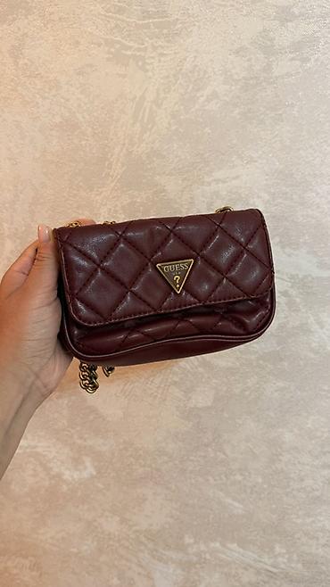 mor rəng: GUESS mini çiyin çantası - Rəng: tünd bordo (şərab çaları) - — 2