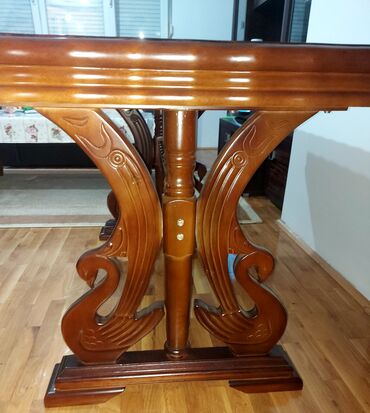 Stilske garniture: Prelepi drveni, trpezarijski sto sa 6 stolica. Novo! Dimenzije stola — 3