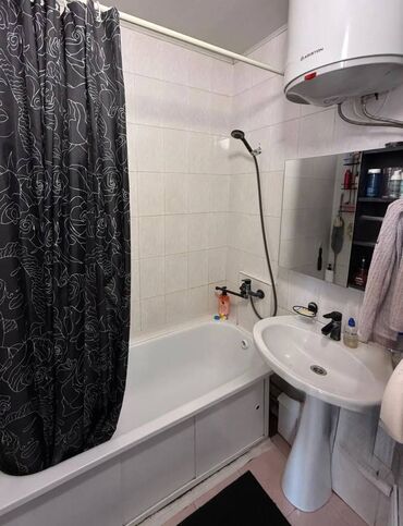 продаю 2х команатную квартиру в 7 мкр: 3 бөлмө, 62 кв. м, 105-серия, 8 кабат, Евроремонт