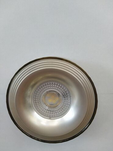 lamp: Gümüşü rəngli, dəyirmi formalı işıqlandırma armaturu. Daxili LED