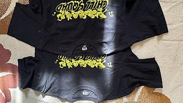 прямые джинсы: Мужская футболка, XL, Uniqlo, Б/у, цвет - Черный — 1