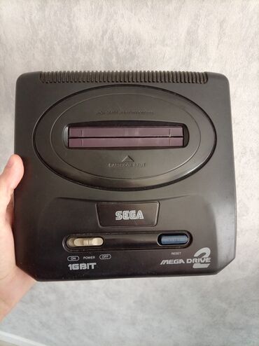 Digər oyun və konsollar: Yapon istehsalı Sega Mega Drive 2 oyun konsolu. Çin istehsalı olan — 1