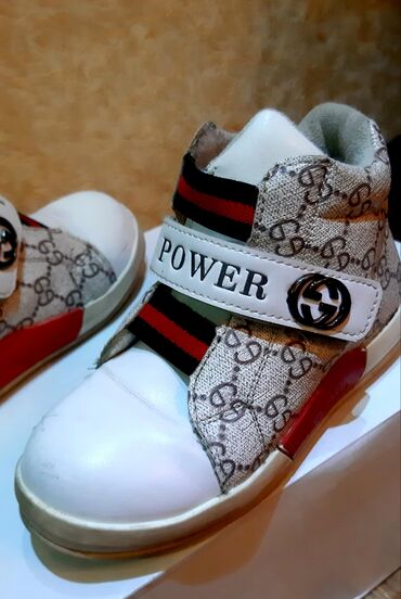 обувь белая: Продаются детские деми ботинки 
Бренд: Gucci 
Размер:30
Цена :300 сом