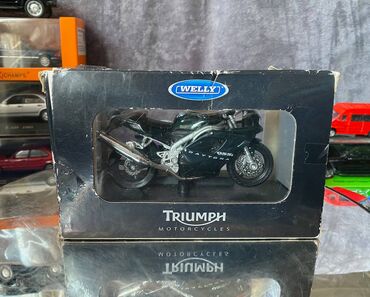 Avtomobil modelləri: Коллекционная модель Triumph Daytona 955i dark Green 1997 Welly Scale — 3