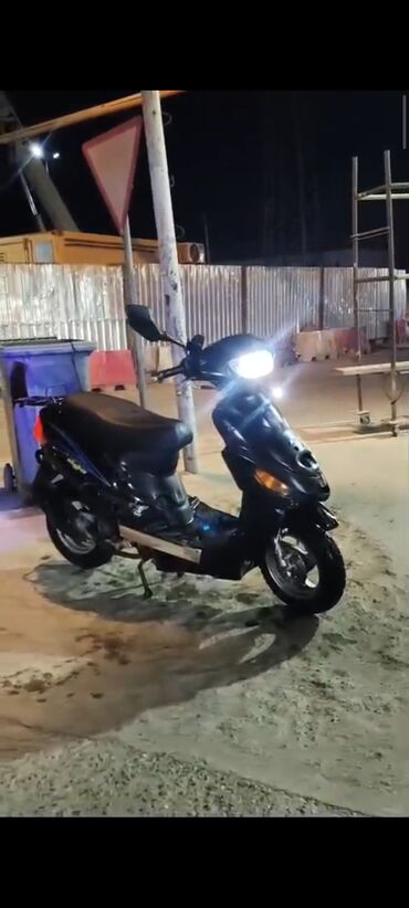 moped sumqayıt: Yüngül və rahat hərəkət üçün nəzərdə tutulmuş qara rəngli skuter