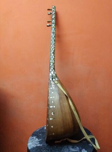 Saz: Saz. Qədimi. 1948 -ci il. Əl işi. Üstü təbii sədəflə işlənib. Bəzi — 5