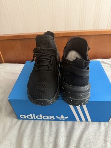 обувь адидас: Эркектердин кроссовкасы, 38.5, Adidas, Жаңы, түсү - Кара, Өзү алып кетүү
