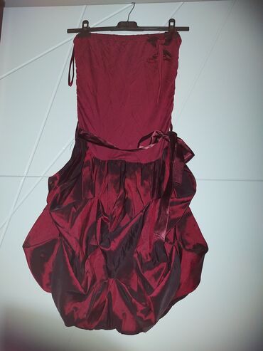 večernji topovi za žene nova kolekcija bershka: Crvena haljina