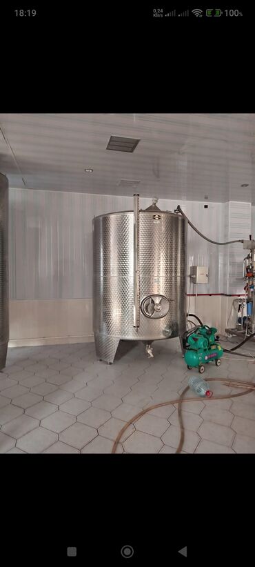 Baklar və çənlər: Bak, Paslanmayan polad, 3000 l l — 3