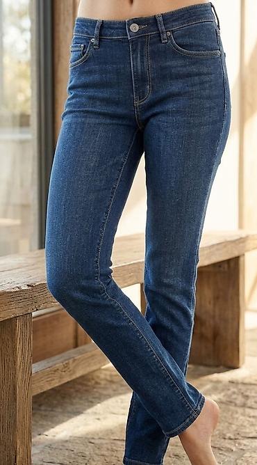 siroki kais: Ženske farmerke klasičnog kroja u tamnoplavoj denim boji. Model je — 1
