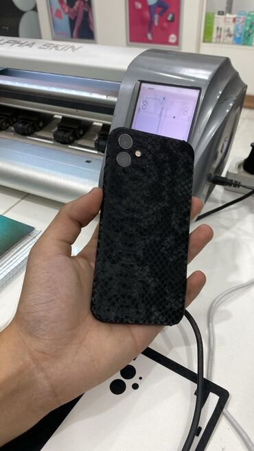 qazli su aparati: Qara teksturalı dəri naxışlı telefon arxa örtüyü (skin) — kamera və