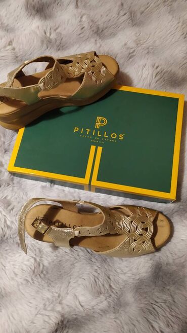 Γυναικεία είδη Υπόδησης: Σανδάλια.

Πολύ άνετα και μαλακά. Μέγεθος 38 — 9