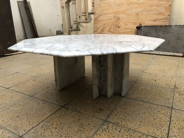Masalar: Mərmər masa 8 guşəlidi eni uzunu 1 metr hündürlük 40 smdir.Təbii