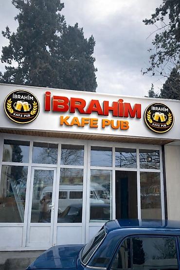 cafe: İBRAHİM Kafe Pub - Müasir işıqlandırılmış fasadlı, geniş vitrinalı — 1