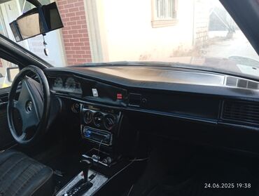 спойлер на крышу мерседес спринтер: Qırmızı rəngdə olan Mercedes-Benz avtomobili. Avtomobilin salonu qara