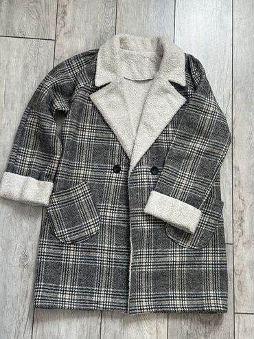 Пиджаки, жакеты: Пальто в клеточку Б/У размер М цена 500 сом