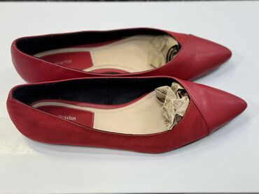 Другая женская обувь: Балетки почти новые, 38 размер,подойдут на узкую ногу 1000 сом