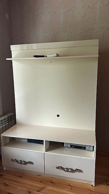 həyət mebeli: Ağ rəngdə TV stendi və media divarı - Material: laminat/MDFlam ağ — 1