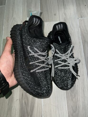 Krasofkalar və idman ayaqqabıları: Qara və ağ rənglərdə toxunma üslubda olan Adidas Yeezy Boost 350 V2