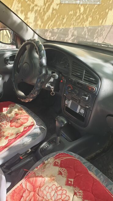машына приора: Седан Daewoo Lanos красного цвета, предназначенный для ежедневных