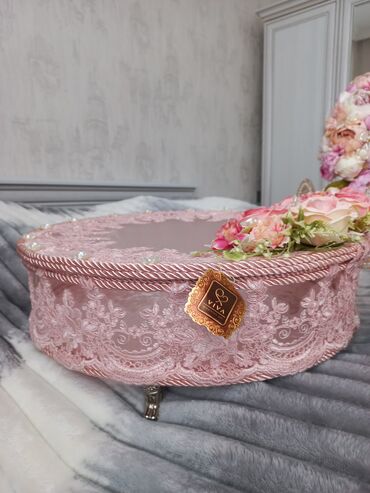 Xonça: Çəhrayı rəngdə, zərif güllərlə bəzədilmiş dekorativ səbət. Səbətin — 7