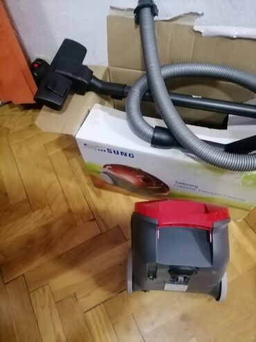 Klasični usisivači: Usisivač Samsung 1600w na kesu Ispravan dobar Baš dobar. U svojoj — 6