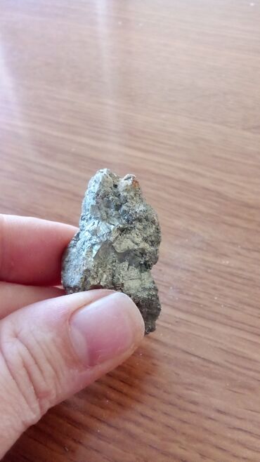 Kristali i minerali: Prirodni mineralni uzorak sa grubom, nepravilnom formom. Odlikuje se — 36