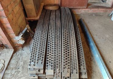 перфорированная панель: Высечка Описание: - Материал: сталь. - Тип: длинные полосы с частой