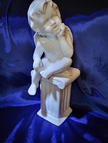 sintelon kula: Porcelanska veca,nova figura andjela ( heruvima ),na stubu. Nova — 3
