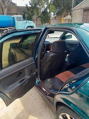 s class fara: BMW sedan, yaşıl-mavi (tünd petrol) rəng. E36 kuzov. - 4 qapı, salon — 4