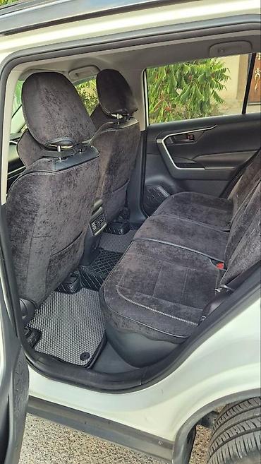 e klass: Toyota RAV4: 2019 г. — 10