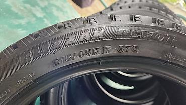 Шины: Комплект зимних шин Bridgestone Blizzak Revo1 - Размер: 215/45 R17 - — 4