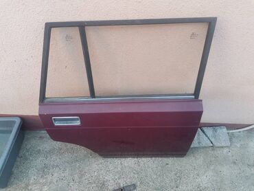 Auto delovi: Vrata zadnja desna Lada 2104 Karavan(bordo). Skinuta sa rastavljenog — 2