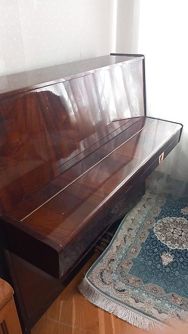 Ağac örtüklü akustik piano (upright). - Klassik şaquli korpus, tünd