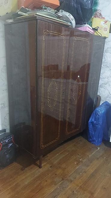 Üç qapılı klassik şkaf - Material: taxta karkas, parlaq tünd qəhvəyi