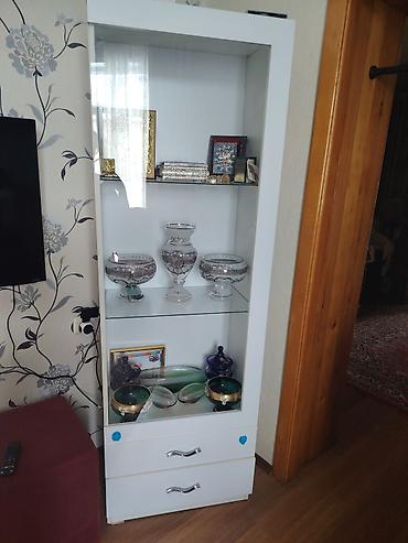 Ağ rəngli vitrin şkaf - Material: laminat/MDF əsaslı korpus, şüşə